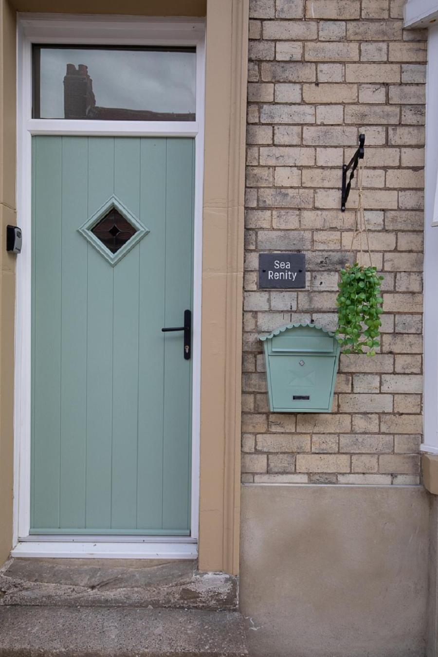 Sea Renity Villa Whitby Exterior foto
